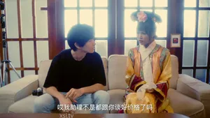 Người chồng lén dí cô người mẫu chụp ảnh nude cùng khi bà xã đang cạnh bên