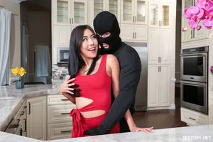 kin8-3670-FHD-Cô gái gợi tình mảnh khảnh Silvie nhét hai con cặc vào cái lồn nhỏ xíu của cô ấy