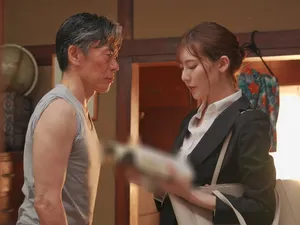 Gã chồng bận việc để Cô vợ đi cắm trại một mình với mấy gã đàn ông khu phố