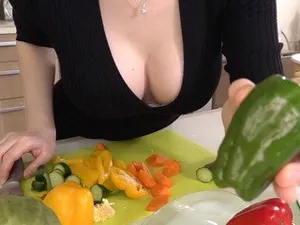 Moe amatsuka tổ chức một kỳ nghỉ dưỡng với một nhóm thanh niên “trẻ khỏe”