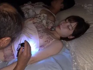 Kỳ nghỉ hè khó quên với cô bạn thuở nhỏ đang sống một mình ở quê